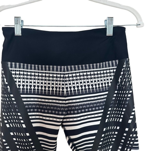 Lorna Jane Small Crazed Core Black/White Geometric Stripe Legging - Picture 4 of 5
